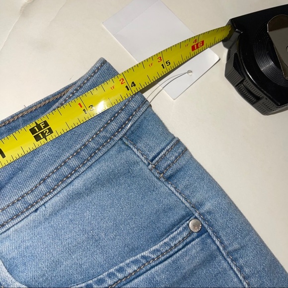 NEW Refuge Fray Hem Light Wash Jean Shorts 4 - Picture 11 of 14